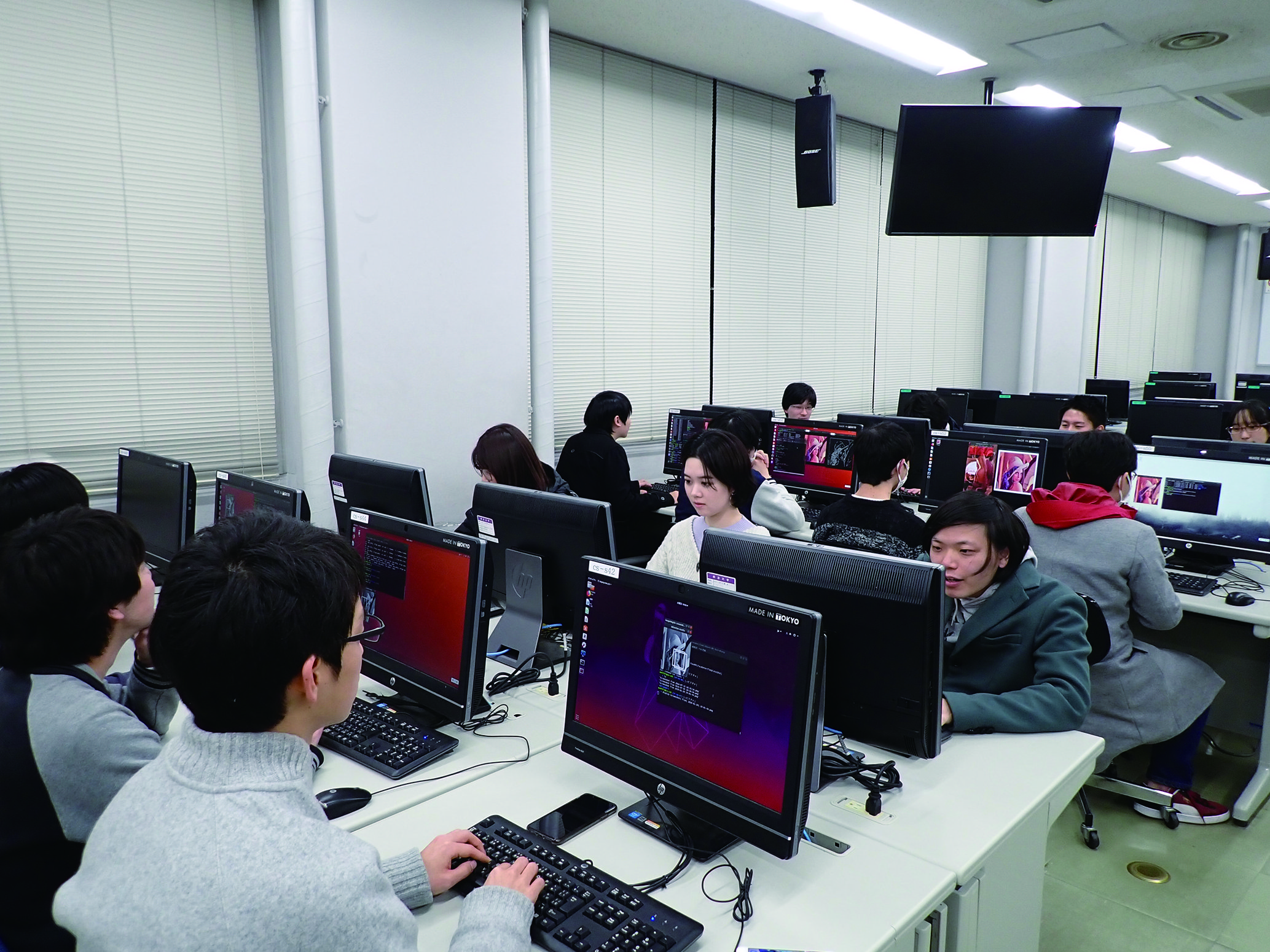 向殿_理工コンピュータを使った実習風景.jpg